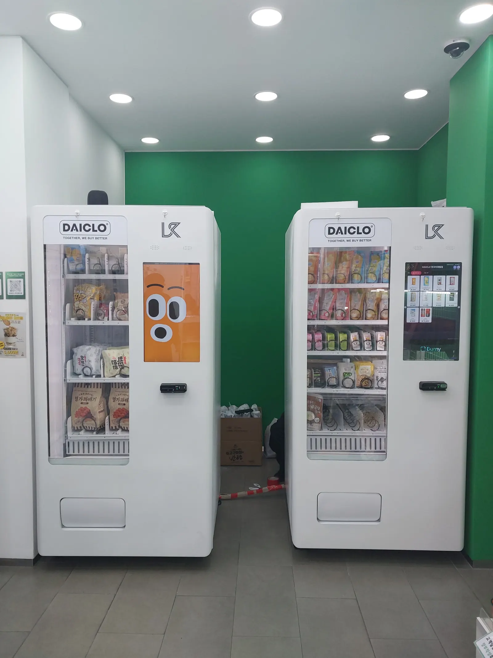 매장 내부에 설치된 냉동 자판기 두 대